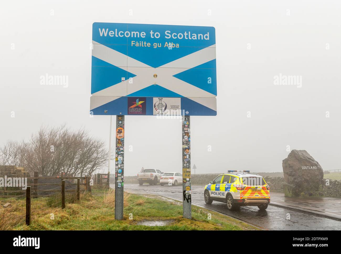 Carter Bar, Regno Unito. 21 Dic 2020. Frontiera in Inghilterra, frontiere scozzesi, Northumberland. La polizia ha fatto una breve apparizione al carter Bar Scotland, il punto di frontiera dell'Inghilterra sulla A68 oggi, prima dell'inasprimento delle restrizioni di viaggio a causa delle nuove misure di blocco del coronavirus del covid che bloccheranno i viaggi tra la Scozia e l'Inghilterra dal giorno di Santo Stefano 2020. Credit: phil wilkinson/Alamy Live News Foto Stock