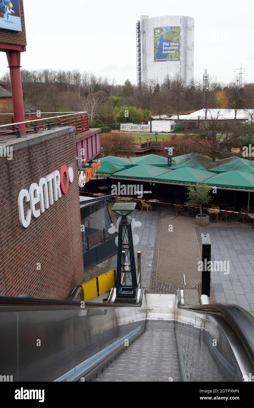 Immagine simbolica blocco duro di fronte a Weihafterten dove altrimenti numerosi visitatori passeggiano attraverso il Weihaftertsmarkt, c'è un vuoto tremendo: La passeggiata al Centro Oberhausen è quasi deserta. Nel gasometro di fondo, davanti la scala mobile fuori servizio, il livello più alto per le nuove infezioni quotidiane. Costringa il governo a chiudere tutti i centri commerciali - come il Centro Oberhausen qui il 20 dicembre 2020, uso in tutto il mondo Foto Stock