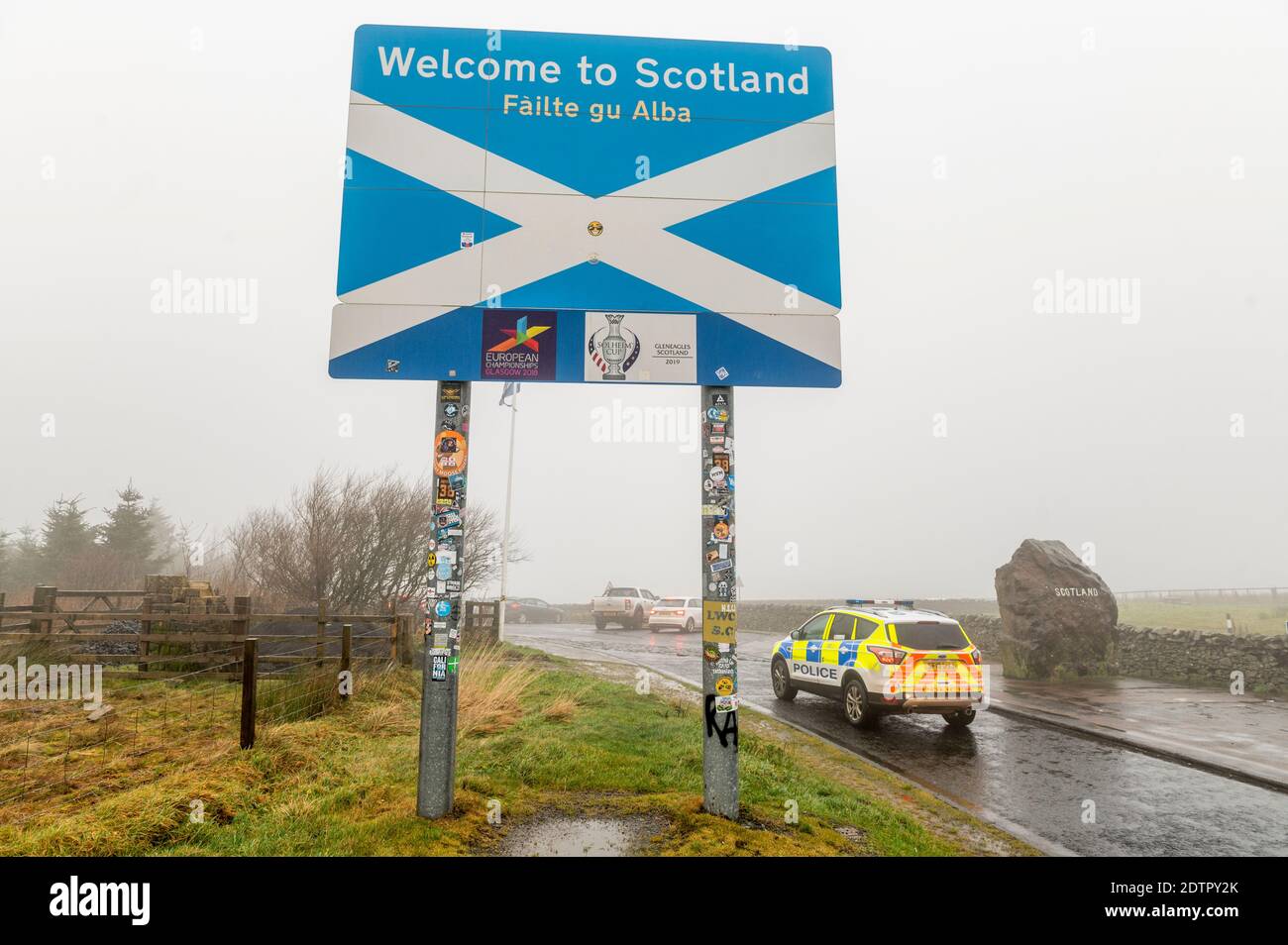 Carter Bar, Regno Unito. 21 Dic 2020. Frontiera in Inghilterra, frontiere scozzesi, Northumberland. La polizia ha fatto una breve apparizione al carter Bar Scotland, il punto di frontiera dell'Inghilterra sulla A68 oggi, prima dell'inasprimento delle restrizioni di viaggio a causa delle nuove misure di blocco del coronavirus del covid che bloccheranno i viaggi tra la Scozia e l'Inghilterra dal giorno di Santo Stefano 2020. Credit: phil wilkinson/Alamy Live News Foto Stock