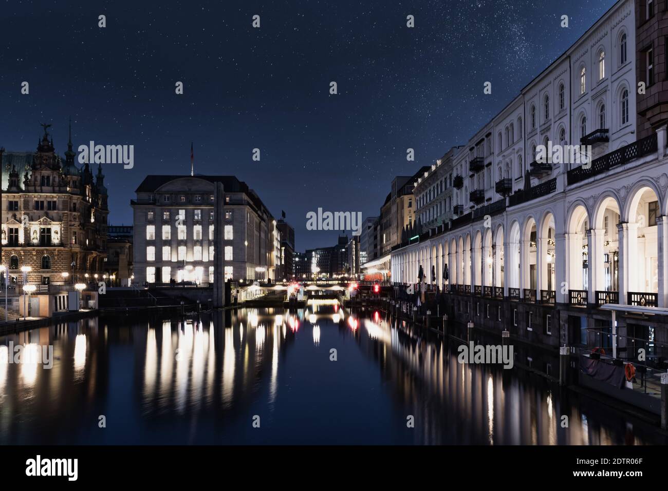 Foto notturna di edifici storici sul lago Alster visto da Jungfernstieg ad Amburgo, Germania Foto Stock