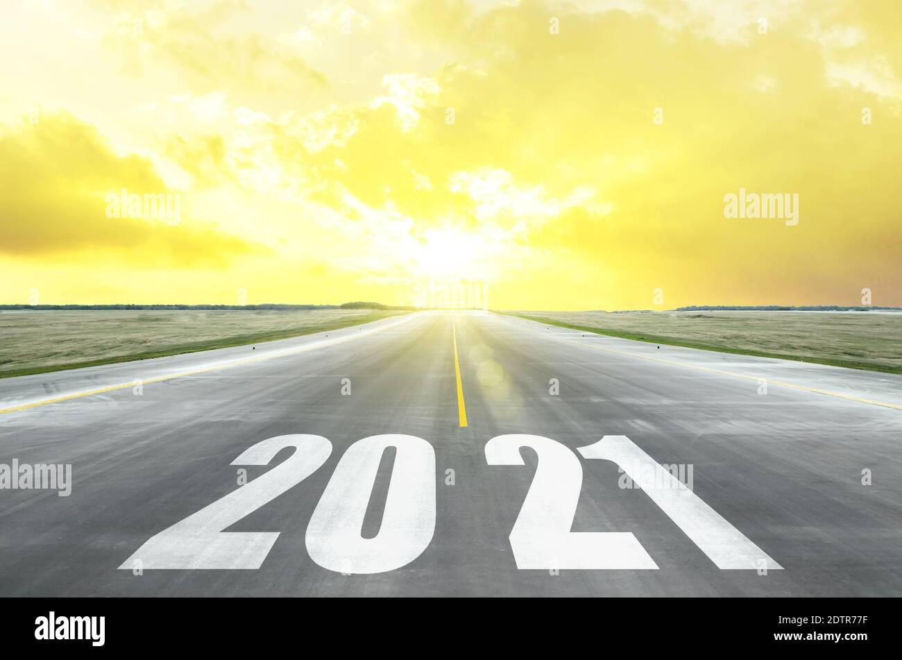 Strada e cielo nei colori di tendenza giallo brillante e grigio finale con iscrizioni numeri 2021 anni, strisce di direzione verso l'orizzonte Foto Stock