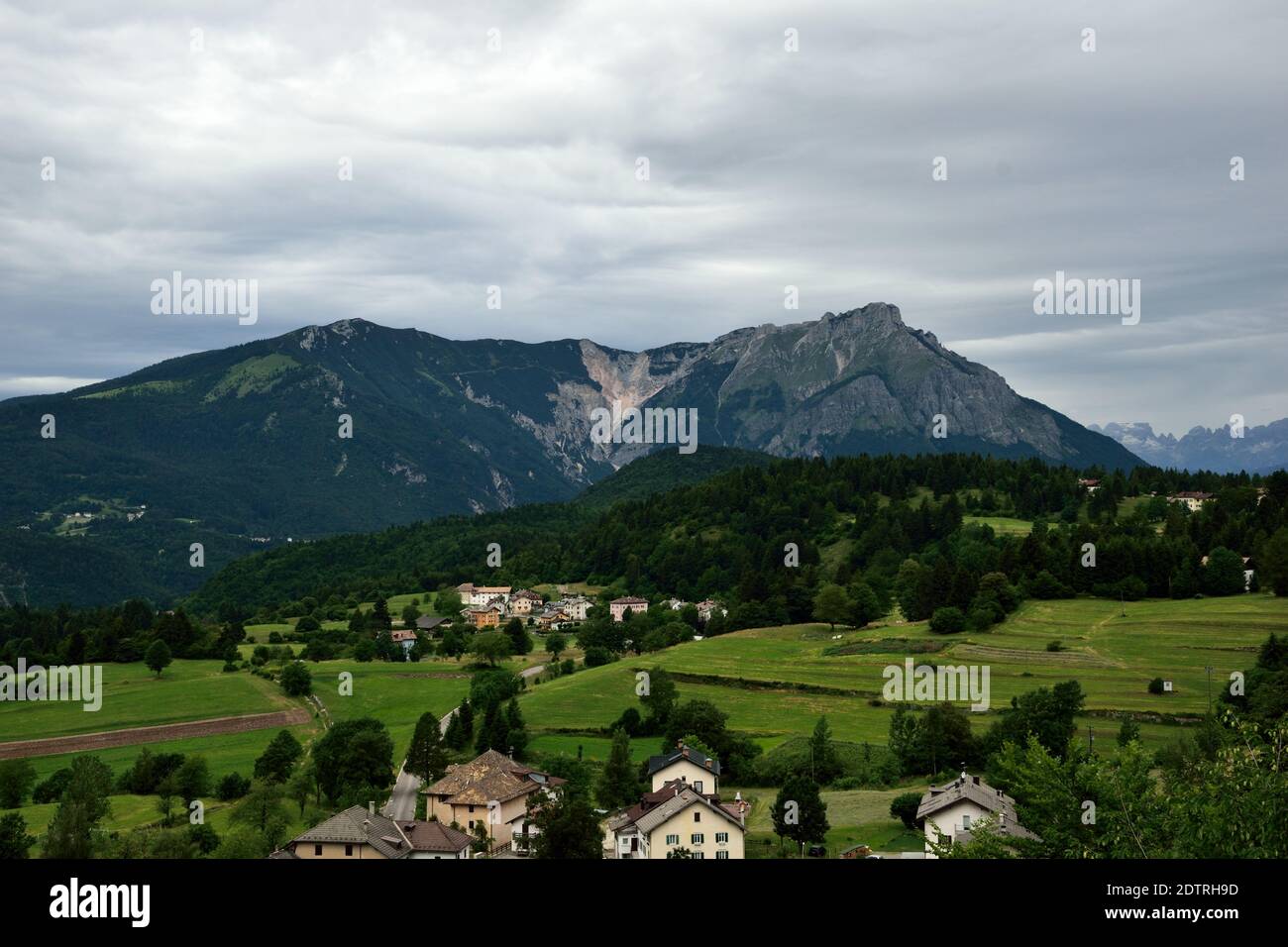 Vista panoramica del paesaggio e le montagne contro il cielo Foto Stock