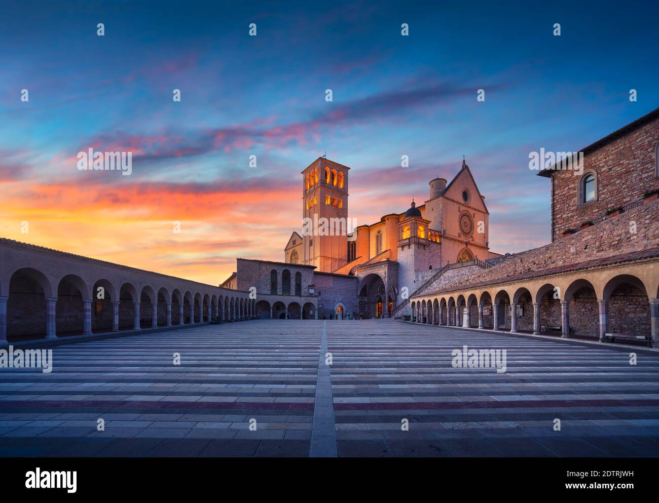 Assisi, San Francesco o la Basilica di San Francesco al tramonto. Perugia, Umbria, Italia, Europa. Foto Stock