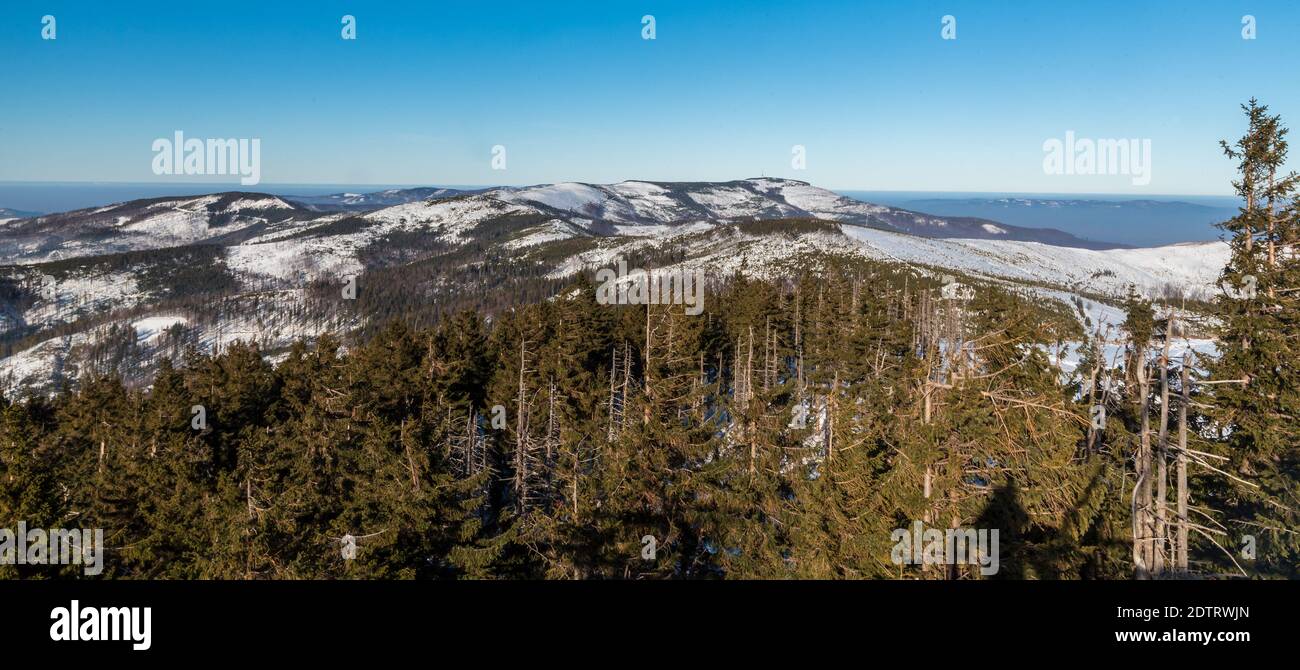 Vista sulla collina di Skrzyczne dalla cima della collina di Barania Gora in Inverno Beskid Slaski montagne in Polonia Foto Stock