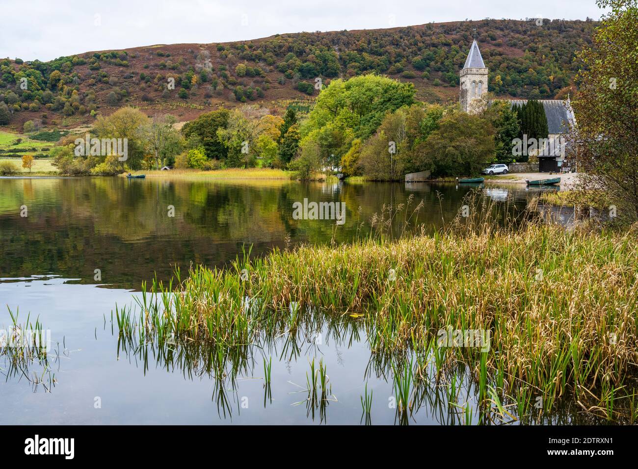 Porto della Chiesa Parrocchiale di Menteith visto dal molo al Porto di Menteith nel Trossachs, Scozia, Regno Unito Foto Stock