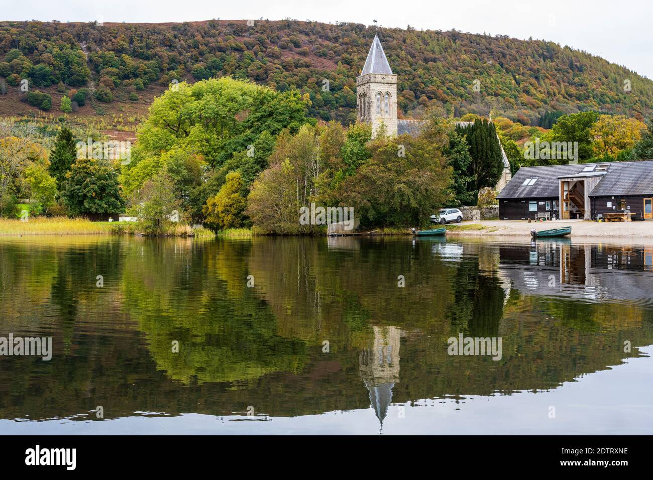 Chiesa torre e lago di Menteith pesca capanno al porto di Menteith nel Trossachs, Scozia, Regno Unito Foto Stock