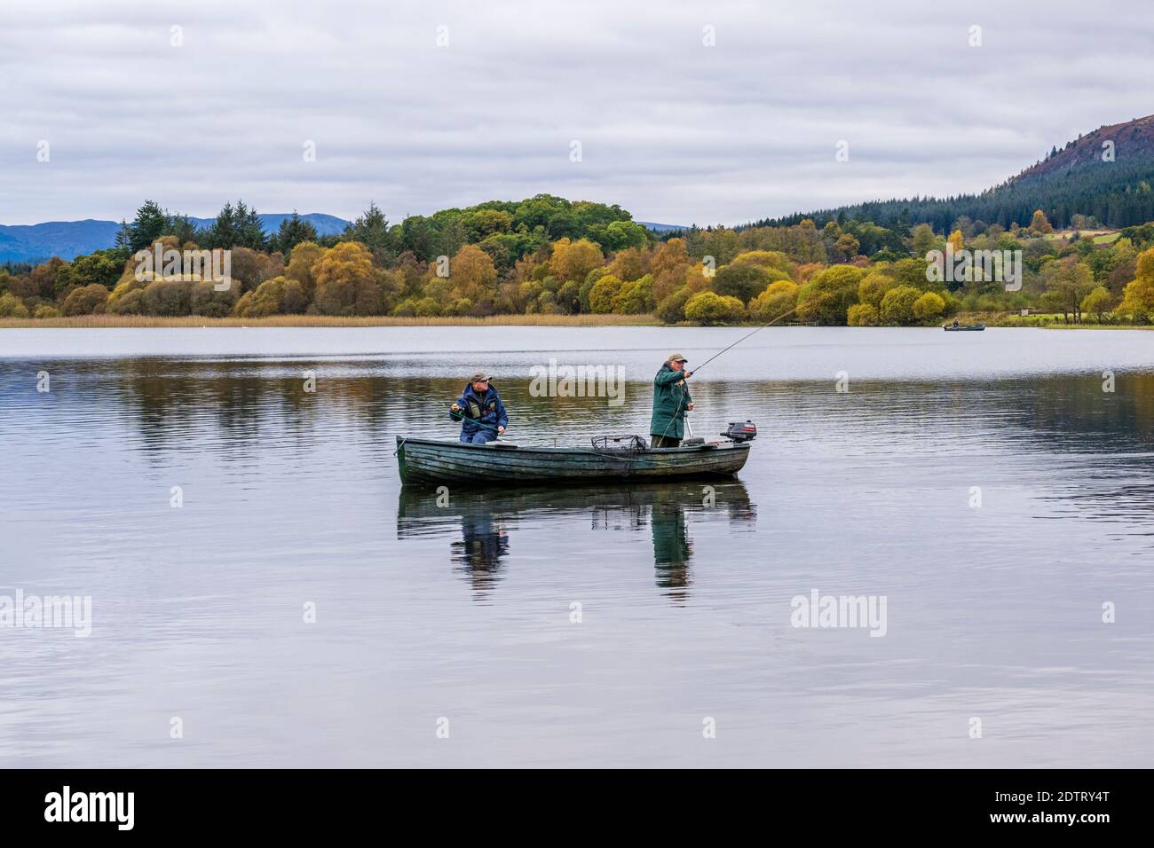 Pescatori che pescano trote sul lago di Menteith nel Trossachs, Scozia, Regno Unito Foto Stock