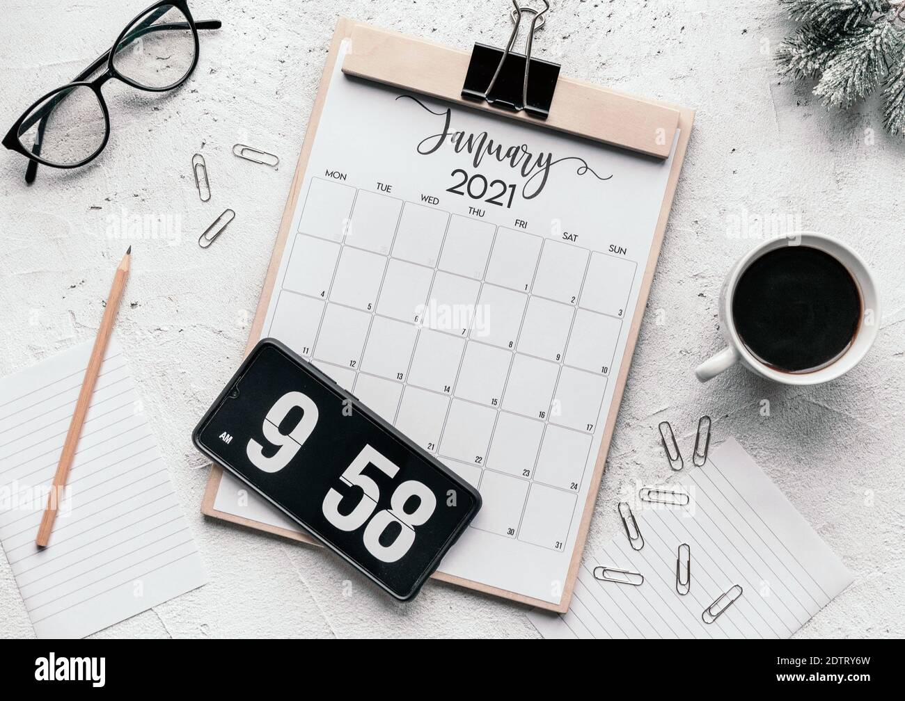 La disposizione piatta di un diario di calendario, il flip orologio  screensaver sul telefono, tazza, occhiali, clip, e matita, il concetto di  un nuovo inizio nel nuovo anno Foto stock - Alamy