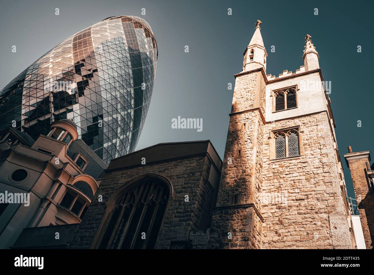 Il moderno skyline di Londra con edifici vecchi e nuovi mescolati insieme Foto Stock