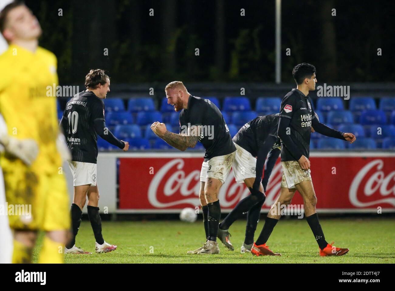 EINDHOVEN, PAESI BASSI - DICEMBRE 21: (L-R): Elias Sorensen di Almere City FC celebra il suo obiettivo 1-2 con Thomas Verheijdt di Almere City FC durante il t Foto Stock