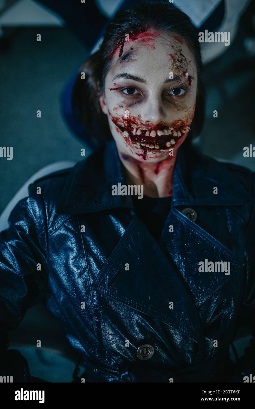 Ritratto di donna in immagine di un mutante brutto sangue con denti mostruosi. Cosplay. Foto Stock