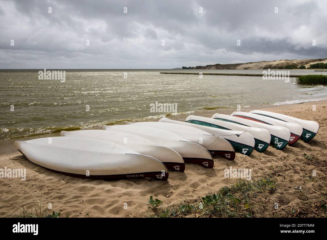Mazzo di kayak sulla spiaggia sabbiosa di Nida, Mar Baltico Foto Stock