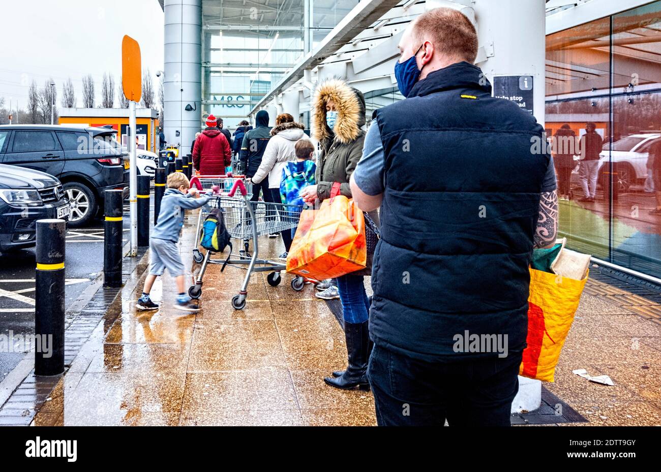 Coda di persone al Sainsburys Colney Fields Shopping Park London Colney St. Albans Hertfordshire UK Foto Stock