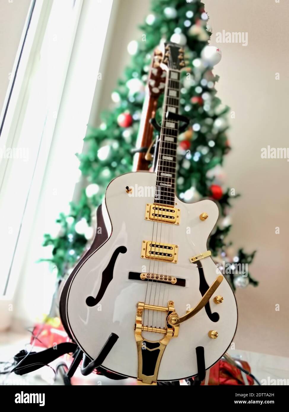 guiter elettrico vicino albero di natale Foto Stock