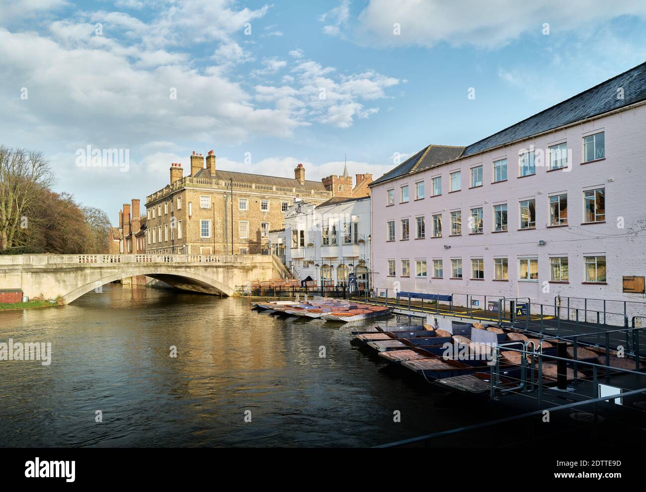 River Cam, Camabridge, Inghilterra, in una giornata invernale, con il college della Regina sullo sfondo. Foto Stock