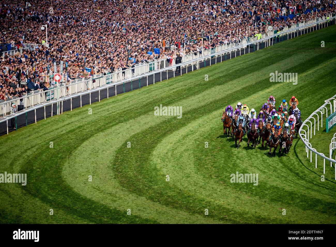 Il Grand National è una corsa di cavalli National Hunt che si tiene ogni anno all'ippodromo di Aintree, vicino a Liverpool, Inghilterra. Foto Stock