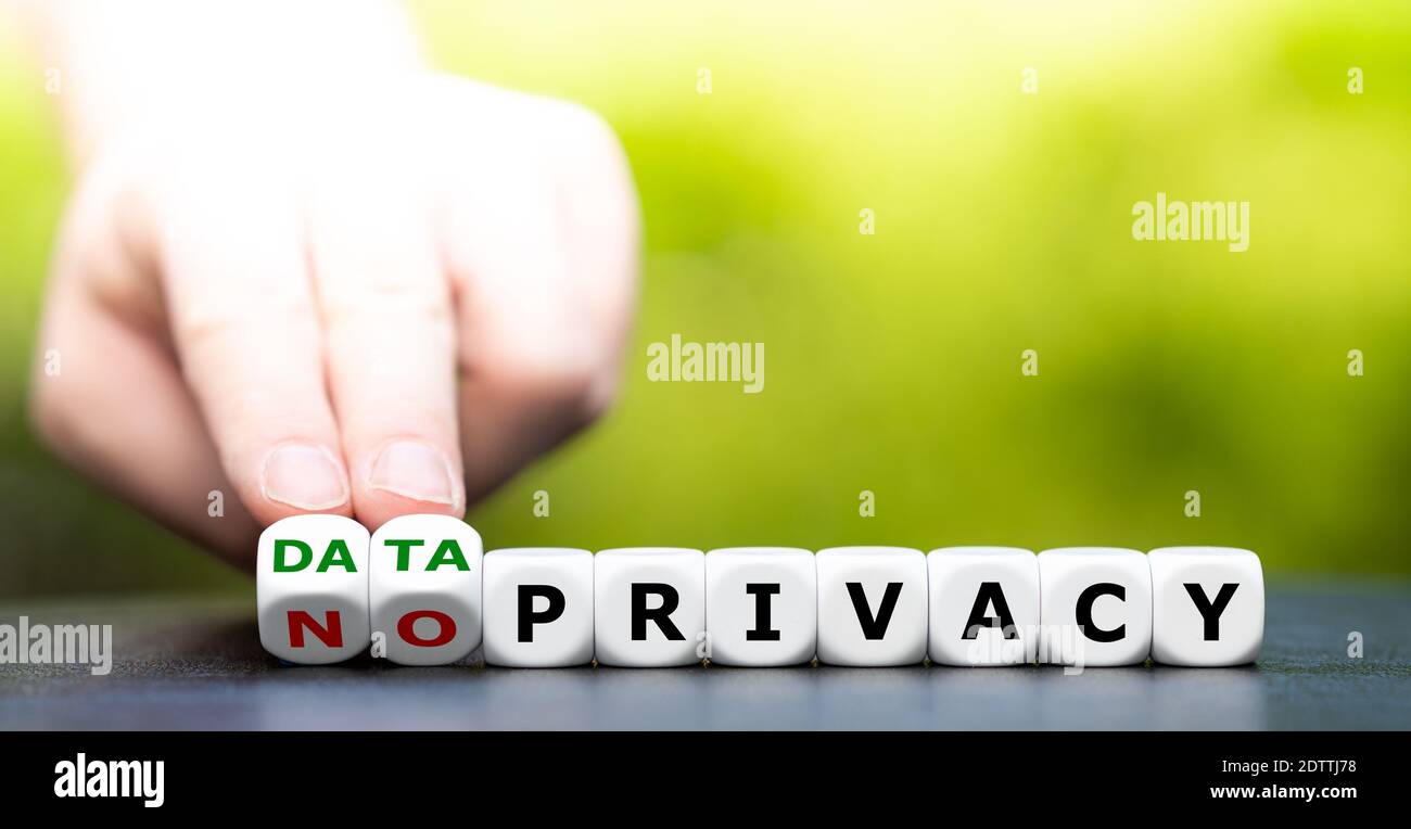 La mano trasforma i dadi e cambia l'espressione 'no privacy' in 'data privacy'. Foto Stock