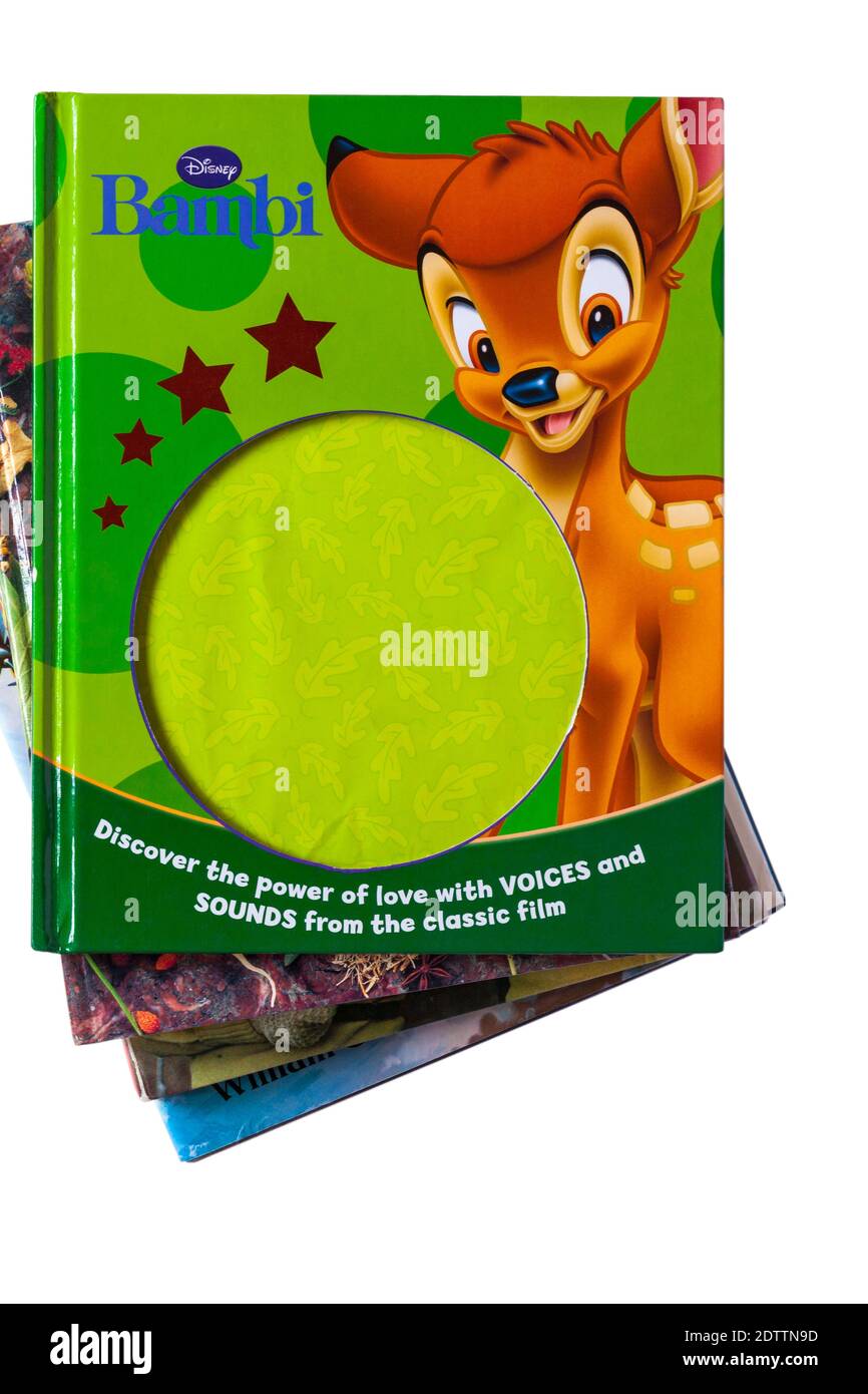 Mucchio di libri con il libro di Disney Bambi sul set superiore su sfondo bianco Foto Stock