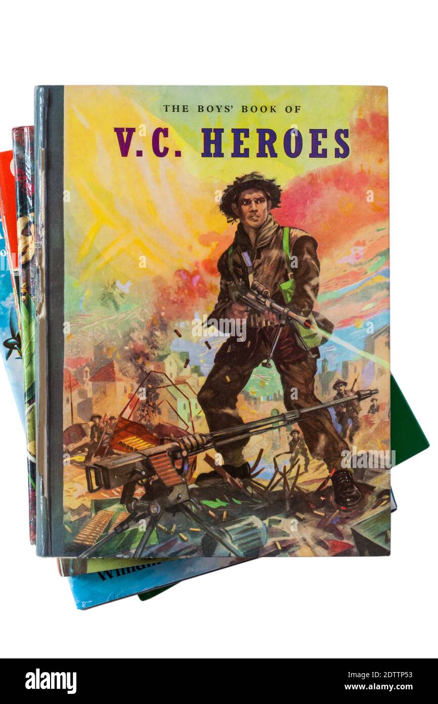 Pila di libri con il libro dei ragazzi di V.C. Libro degli eroi in alto su sfondo bianco Foto Stock