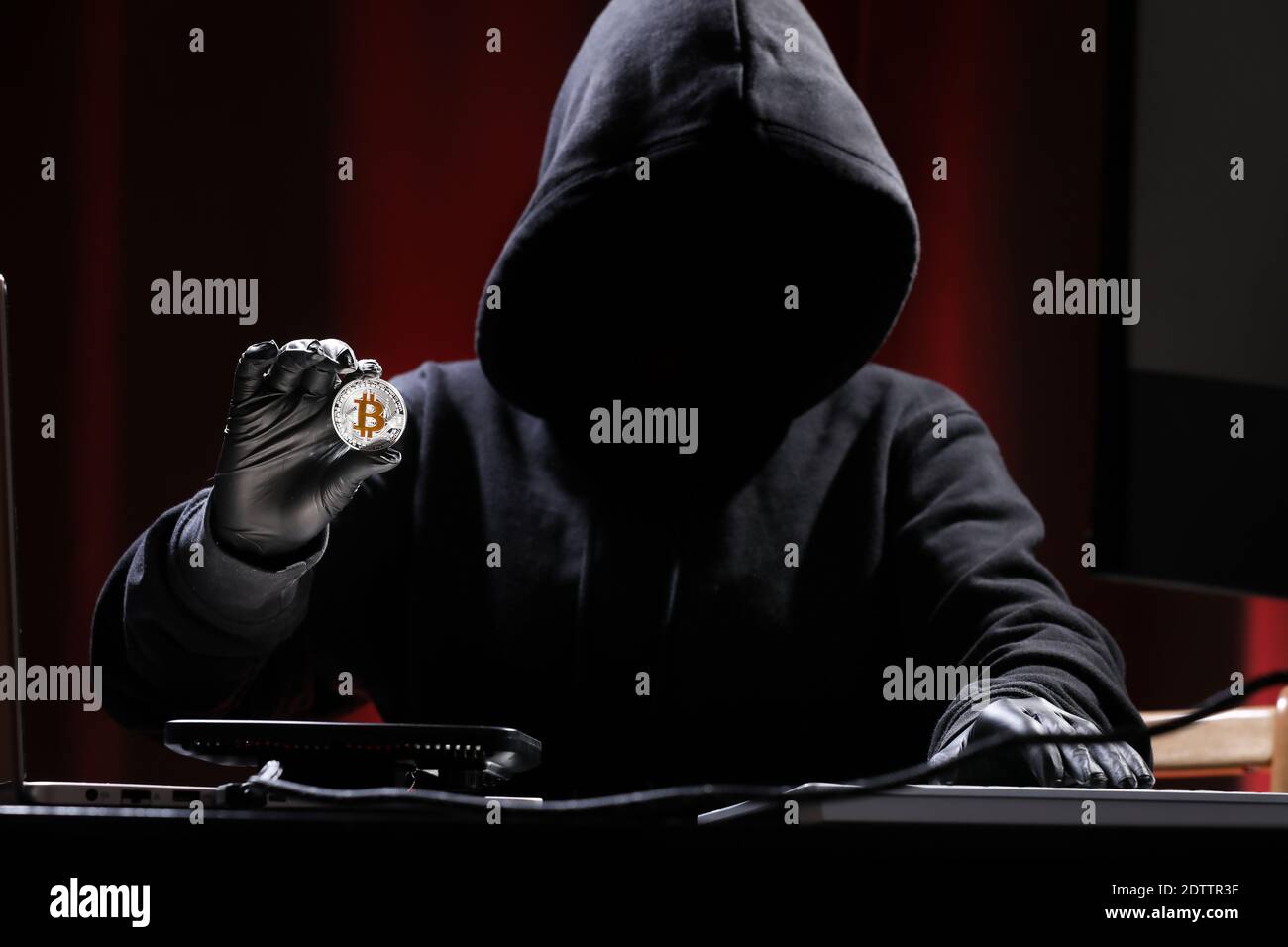 Hacker internazionale sta cercando di acciaio la vostra moneta criptovaluta. Sicurezza Blockchain. Ladro con notebook sta hacking governi computer. Attacchi di phishing. Foto Stock