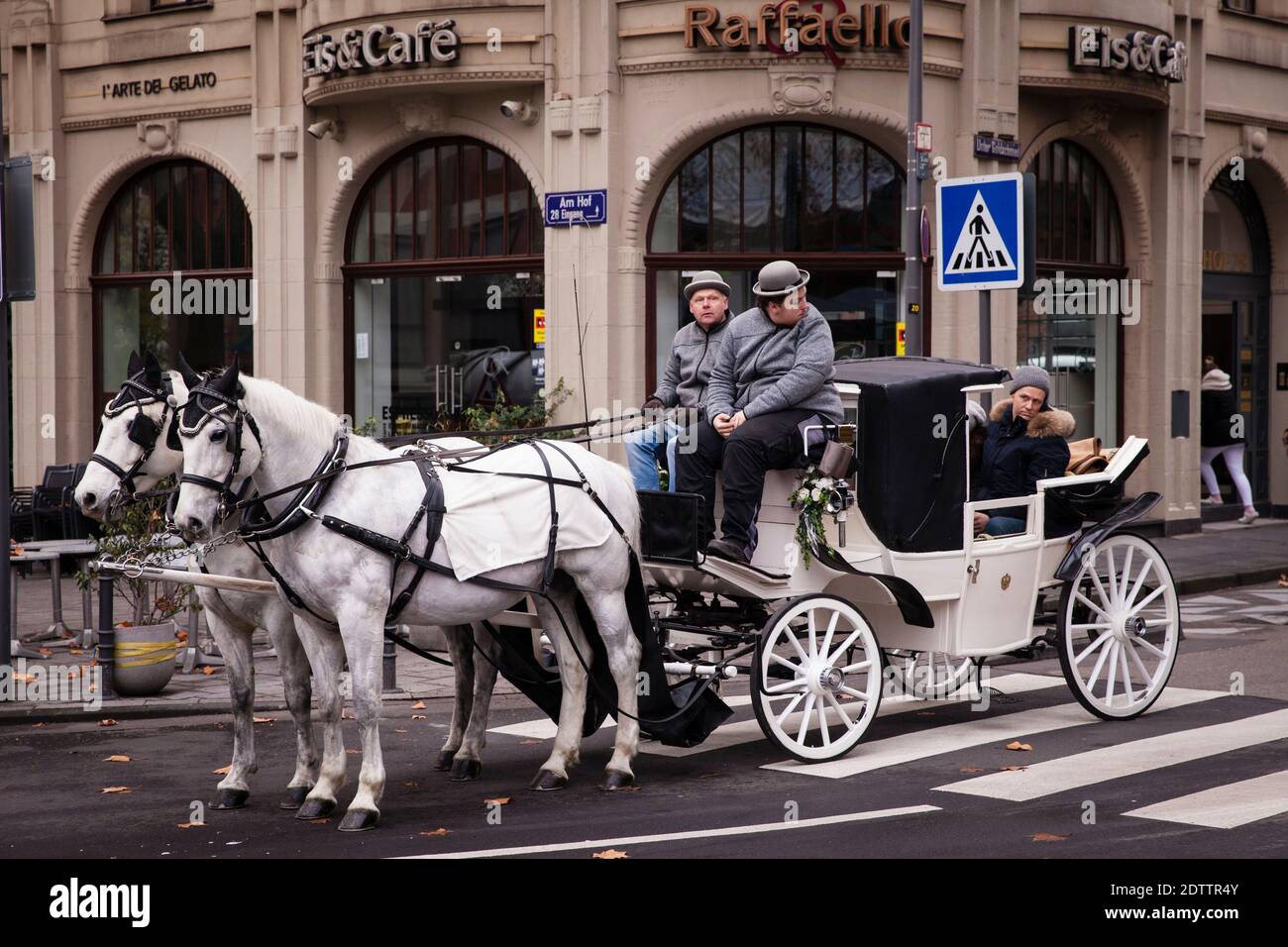 Carrozza trainata da cavalli per tour della città, Colonia, Germania. Pferdekutsche fuer Stadtrundfahrten, Koeln, Deutschland. Foto Stock