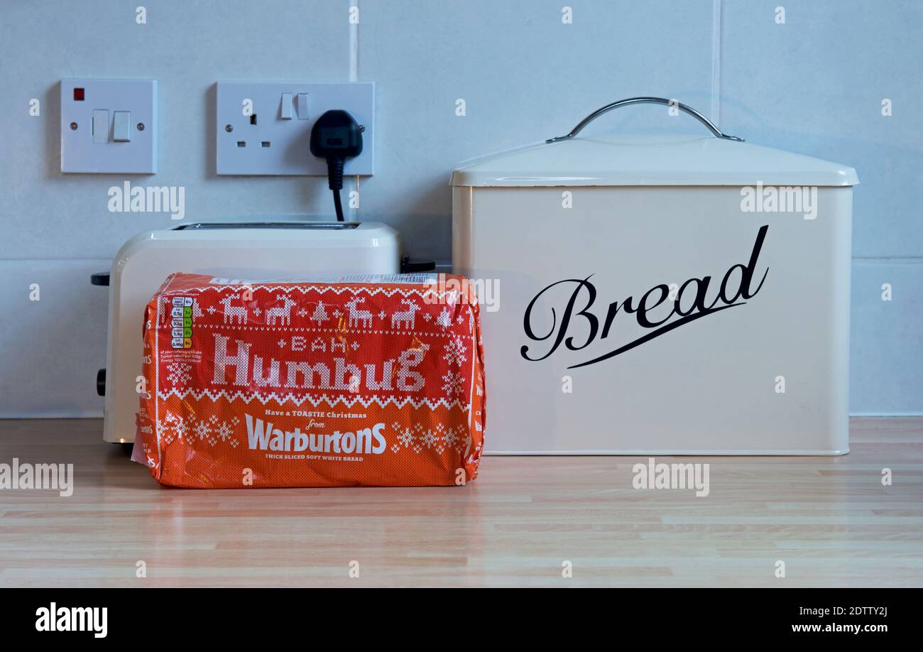 Pacchetto di Warburtons spesso, a fette, bianco, pane tostato, con Bah Humbug stampato sulla confezione Foto Stock