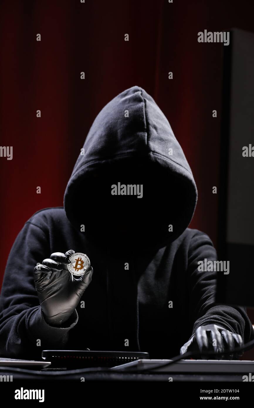 Hacker internazionale sta cercando di acciaio la vostra moneta criptovaluta. Sicurezza Blockchain. Ladro con notebook sta hacking governi computer. Attacchi di phishing. Foto Stock