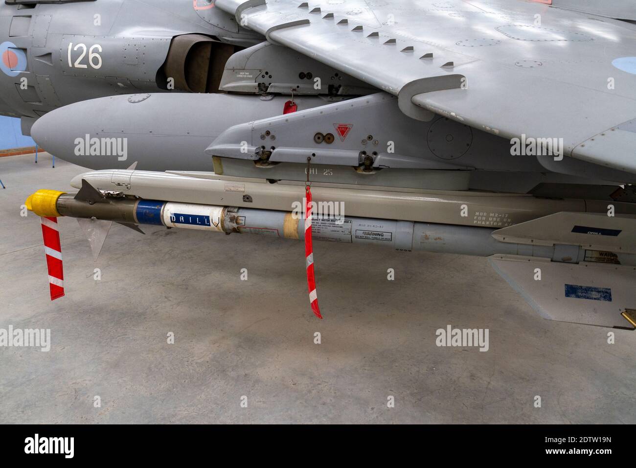 Un AIM-9 Sidewinder (per Air Intercept Missile), un missile a corto raggio aria-aria su un Harrier marittimo, Newark Air Museum, Newark-on-Trent, Notts, UK. Foto Stock