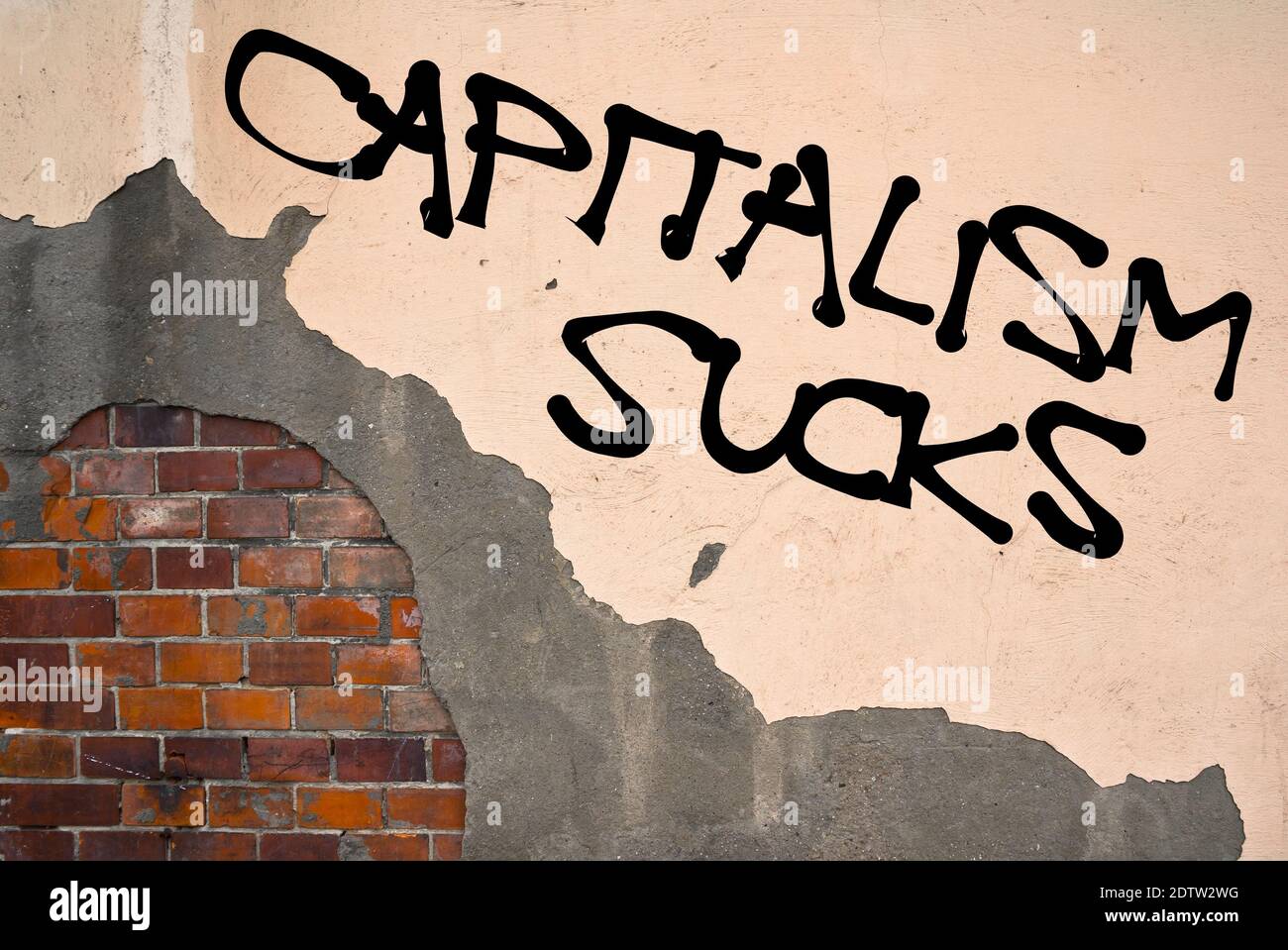 IL CAPITALISMO SUCCHIA il testo spruzzato sul vecchio muro, l'estetica anarchica Foto Stock