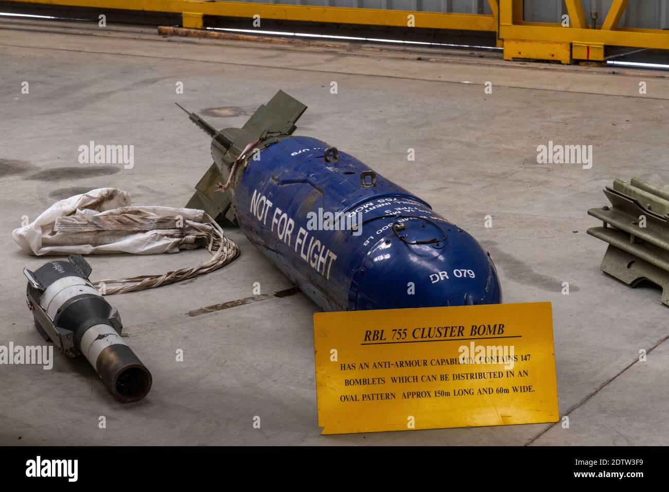 Una bomba a grappolo RAF RBL 755, con capacità anti-armatura, Newark Air Museum, vicino Newark-on-Trent, Nottinghamshire, Regno Unito. Foto Stock