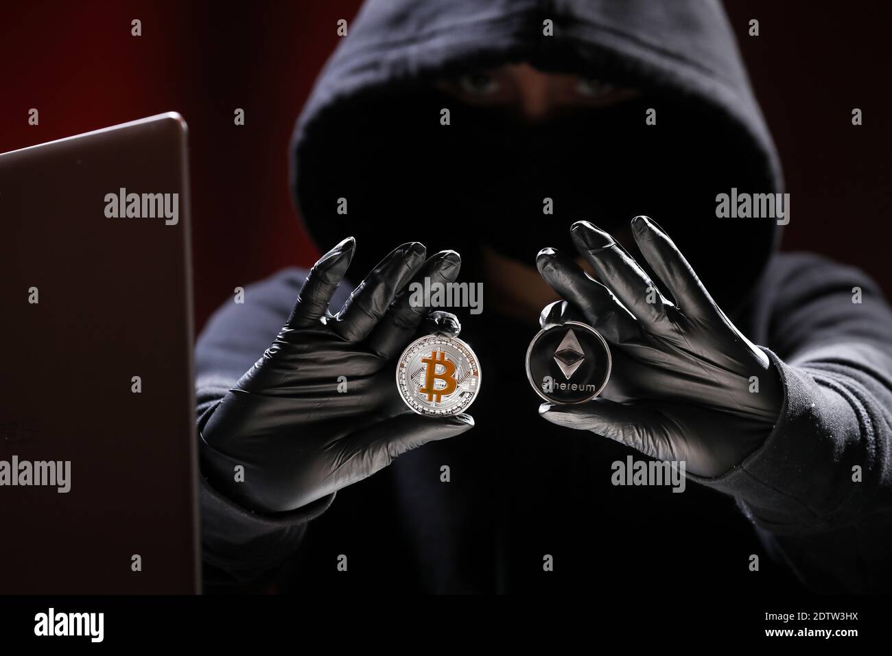 Hacker internazionale sta cercando di acciaio la vostra moneta criptovaluta. Sicurezza Blockchain. Ladro con notebook sta hacking governi computer. Attacchi di phishing. Foto Stock