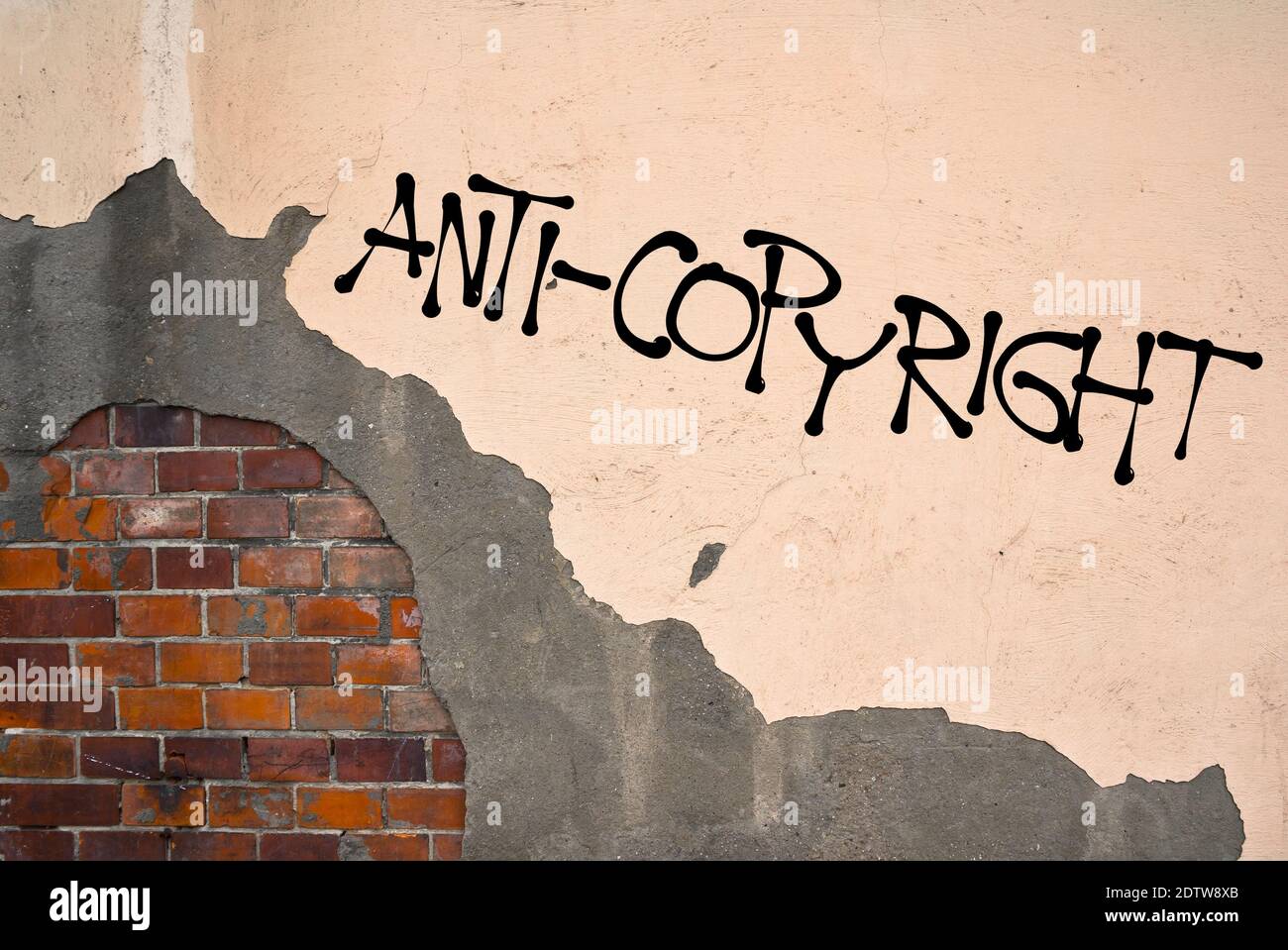 Graffiti scritti a mano Anti-Copyright spruzzato sulla parete, estetica anarchica. Appello a modi alternativi di condivisione della proprietà intellettuale: Creatività c Foto Stock