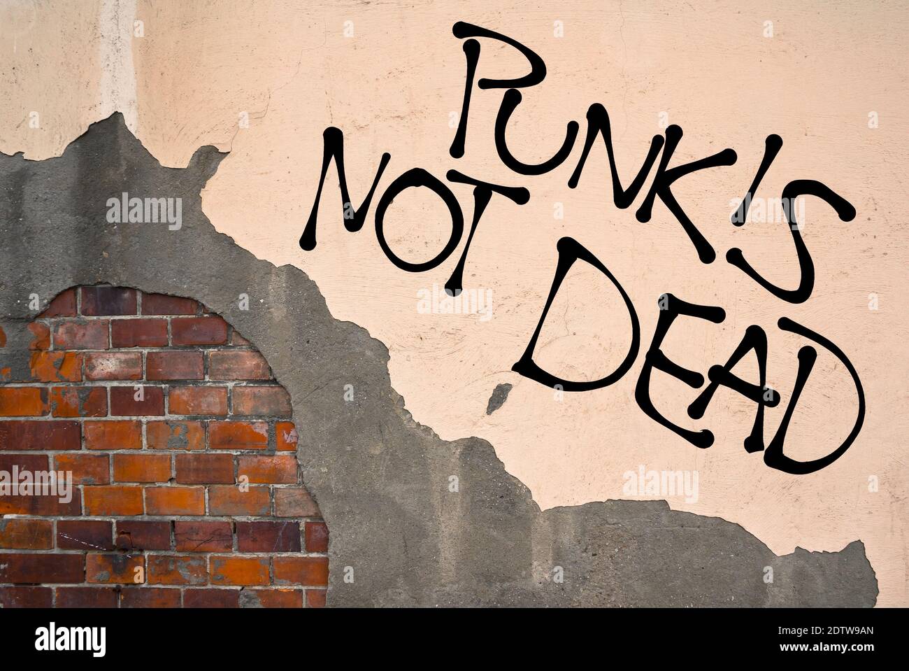 Graffiti scritti a mano Punk non è morto spruzzato sul muro, estetica anarchica. Appello a subculture alternative Foto Stock