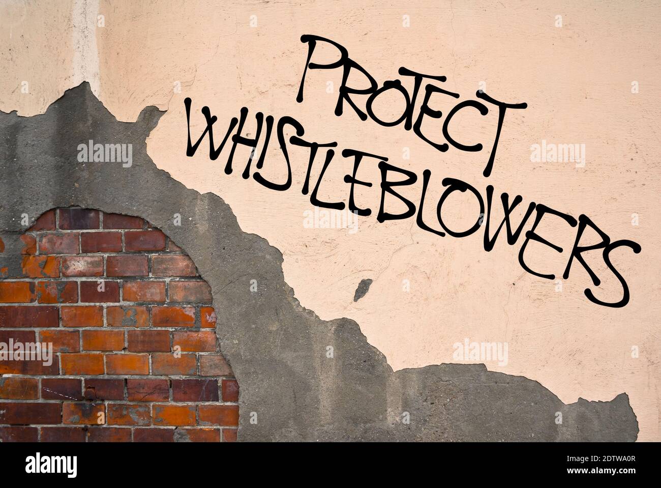 I graffiti scritti a mano proteggono i fischiatori sul muro, l'estetica anarchica. Appello a esporre attività illegali, non etiche e non corrette perché Foto Stock