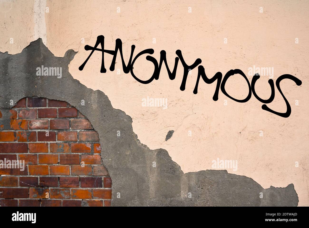 Graffiti scritti a mano Anonimo spruzzato sul muro, estetica anarchica. Sostegno ai cyber terroristi, agli attivisti e agli hacker che attaccano il governo, Foto Stock
