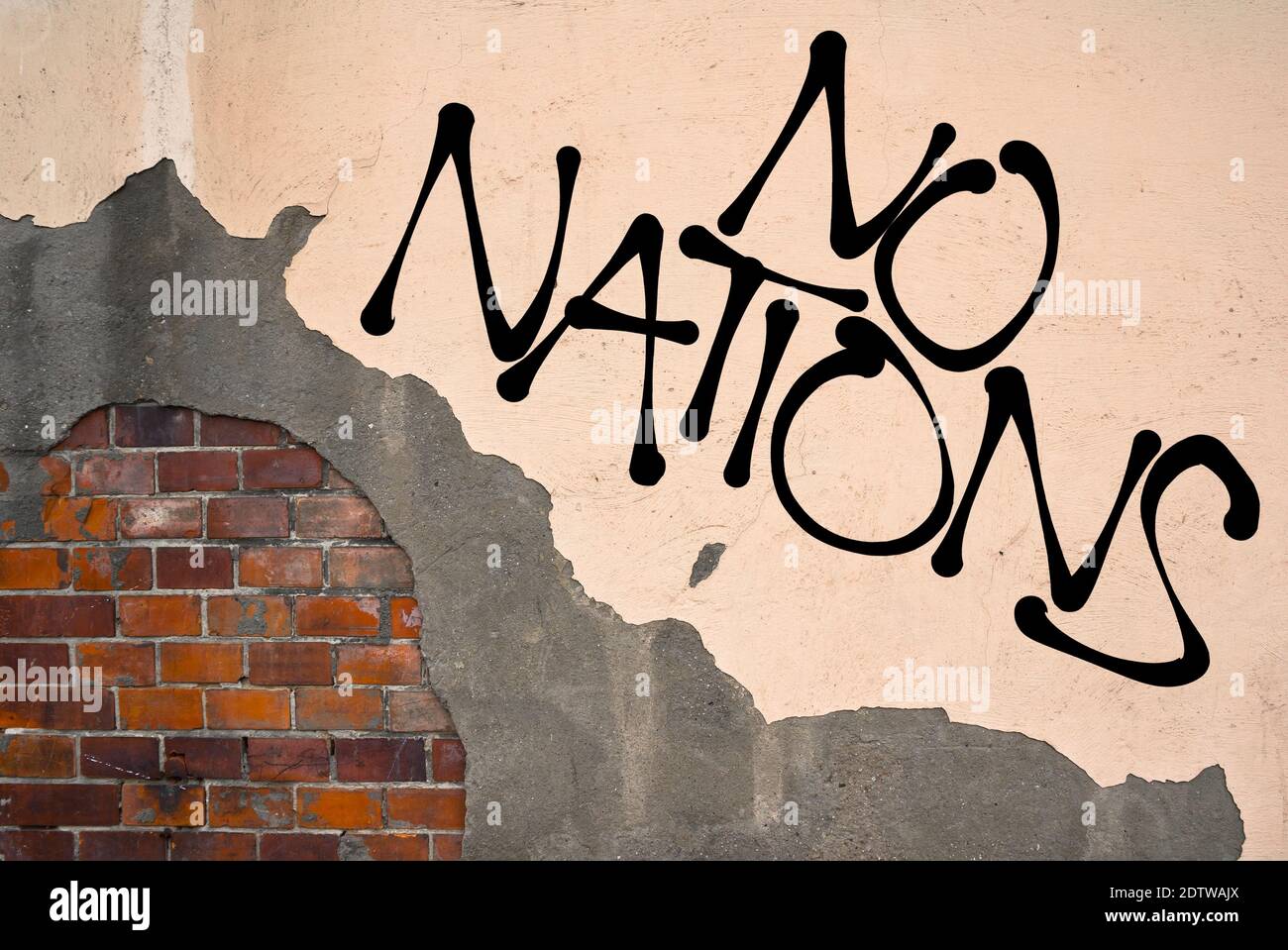 Graffiti scritti a mano Nessuna nazione spruzzata sul muro, estetica anarchica. Appello al multiculturalismo e all'abolizione del nazionalismo e dell'odio Foto Stock