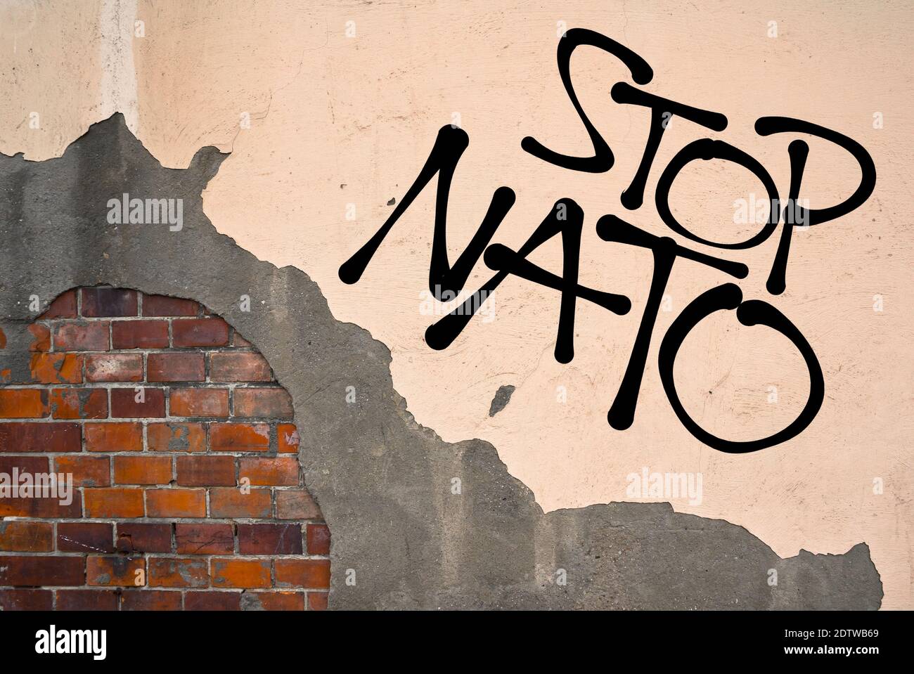 Graffiti scritti a mano Stop NATO spruzzato sul muro, estetica anarchica. Appello per abolire le controverse organizzazioni militari – allargamento ad est, Foto Stock