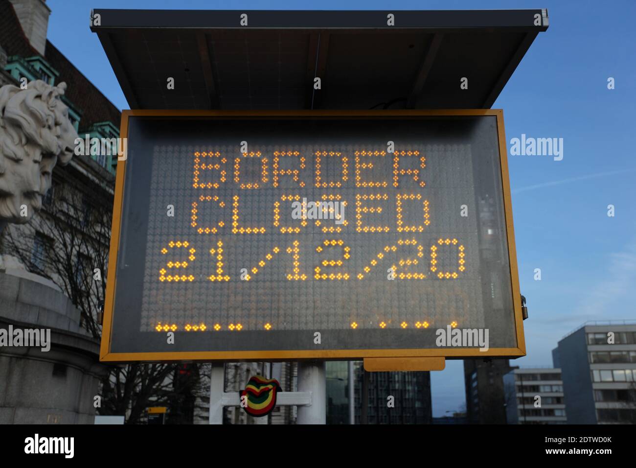 Il confine chiuso al 21 dicembre 2020 cartello con la scritta Traffic Information Board Foto Stock