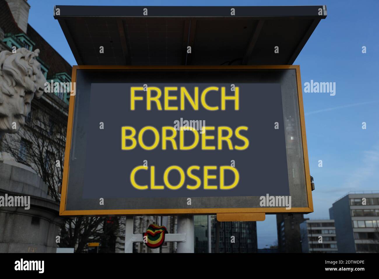 Francese frontiere chiuse traffico informazioni Board messaggio segno giallo Foto Stock