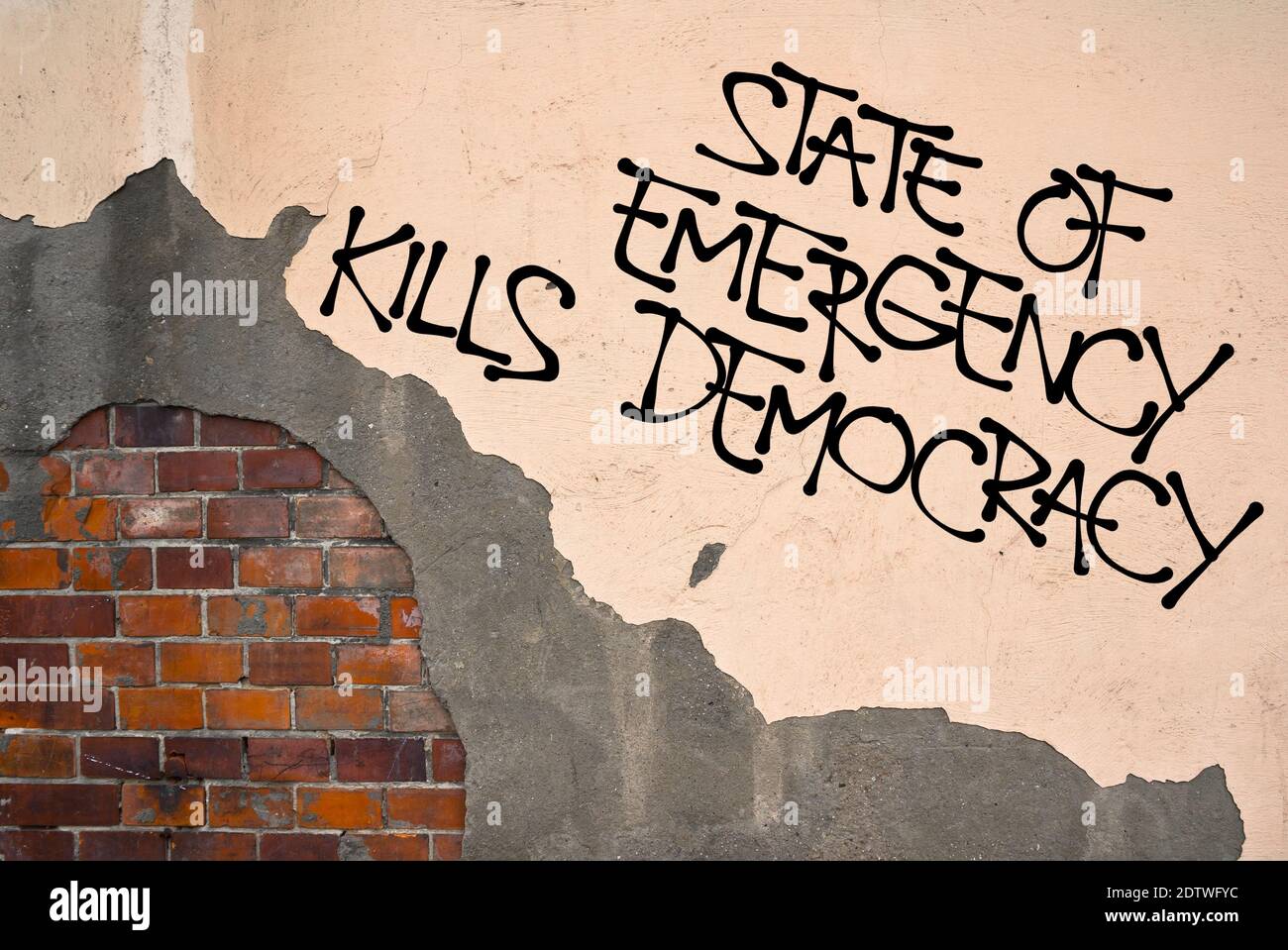 Lo stato di emergenza uccide la democrazia - graffiti scritti a mano spruzzati sul muro, estetica anarchica - soppressione del diritto a causa di minaccia o di crisi. Foto Stock