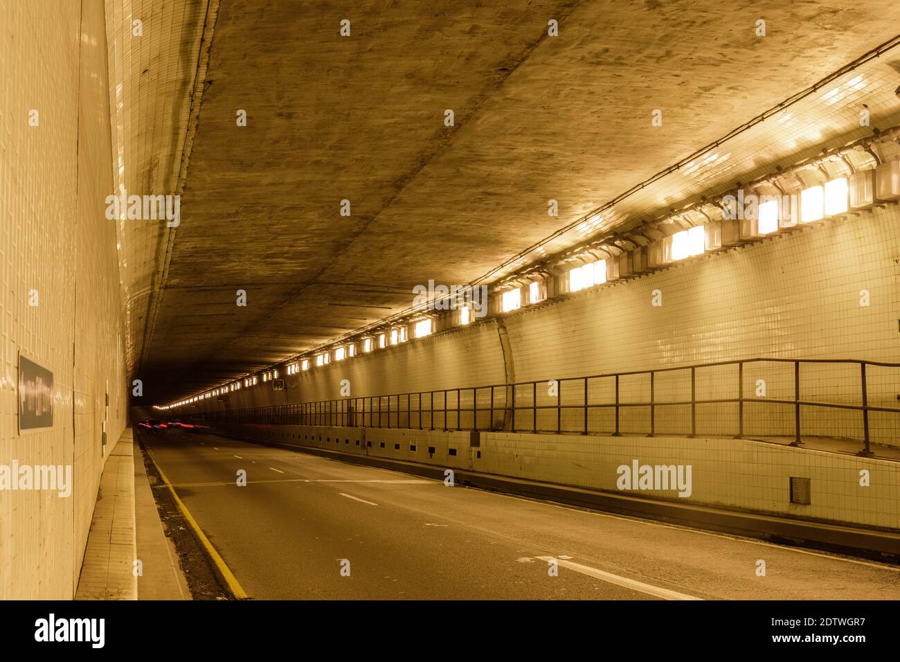 All'interno di Webster Street Tube, un tunnel sottomarino che collega le città di Oakland e Alameda, California Foto Stock