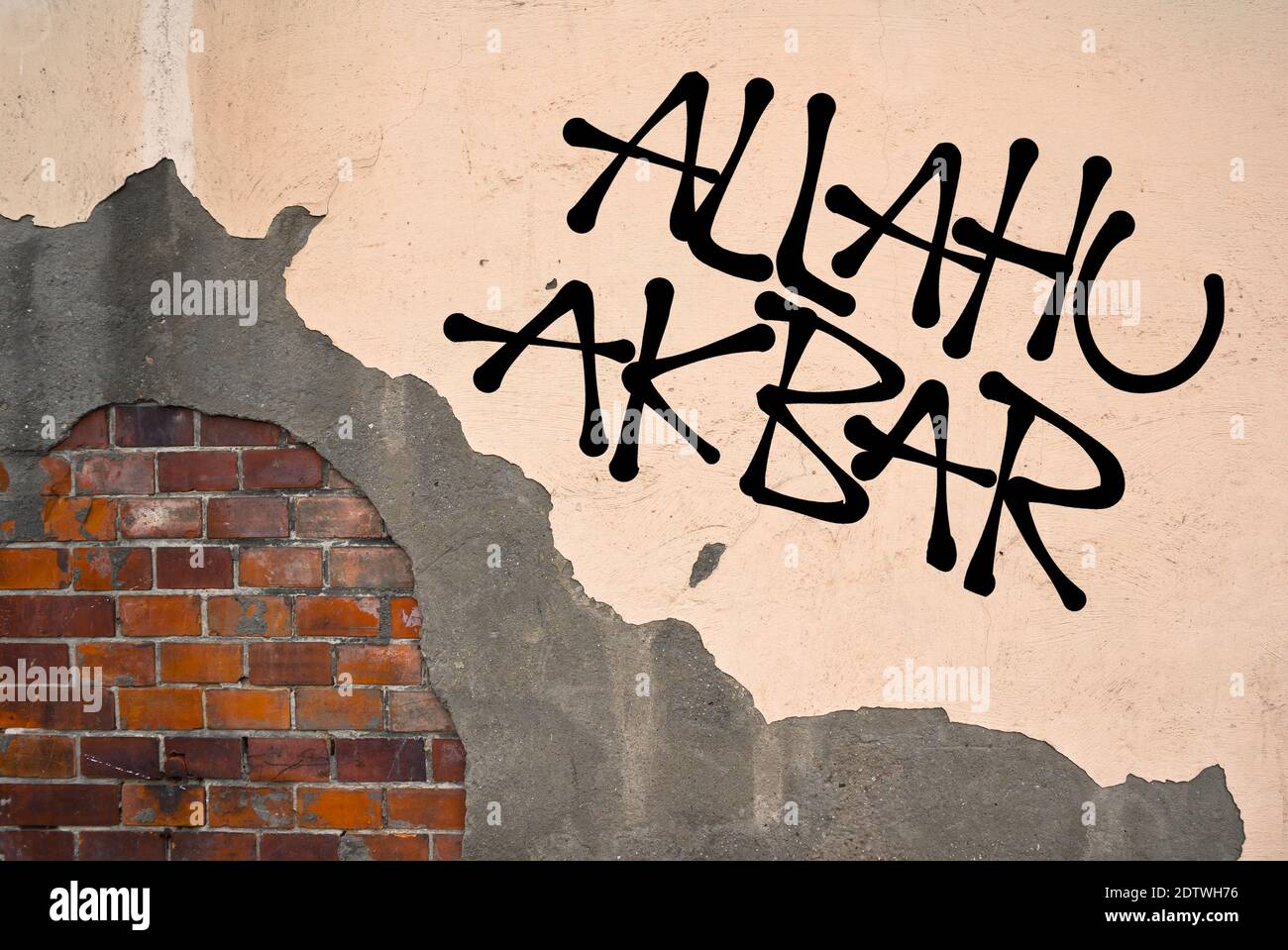 Allahu Akbar - graffiti scritti a mano spruzzati sul muro, estetica anarchica - islam ed espressione della fede religiosa in Dio da parte di musulmani (testo arabo Foto Stock