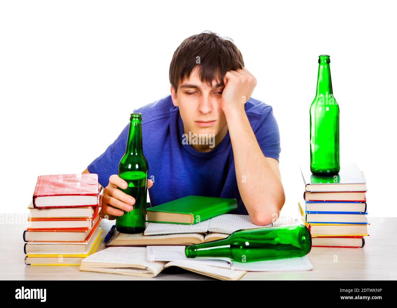 Studente stanco con una birra su sfondo bianco Foto Stock