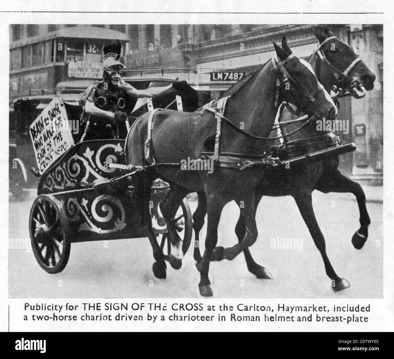 Roman Soldier guidando Chariot attraverso le strade di Londra Stunt promozionale per mostrare al cinema di Carlton Haymarket il SEGNO DELLA CROCE 1932 regista CECIL B. DeMILLE arte direzione / costumi Mitchell Leisen Paramount Pictures Foto Stock