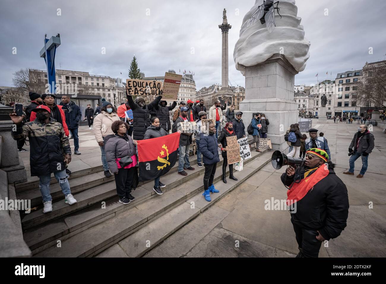 Gli angolani britannici scatenano proteste anti-governative a Trafalgar Square, Londra, Regno Unito. Foto Stock