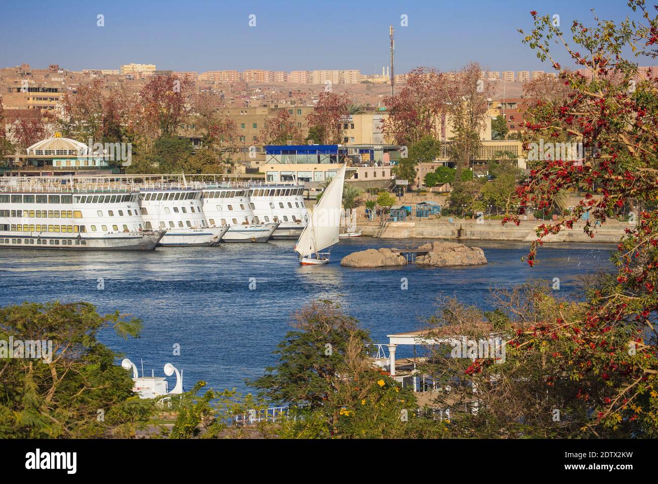 Egitto Alto Egitto, Aswan, vista di Aswan e Fiume Nilo Foto Stock