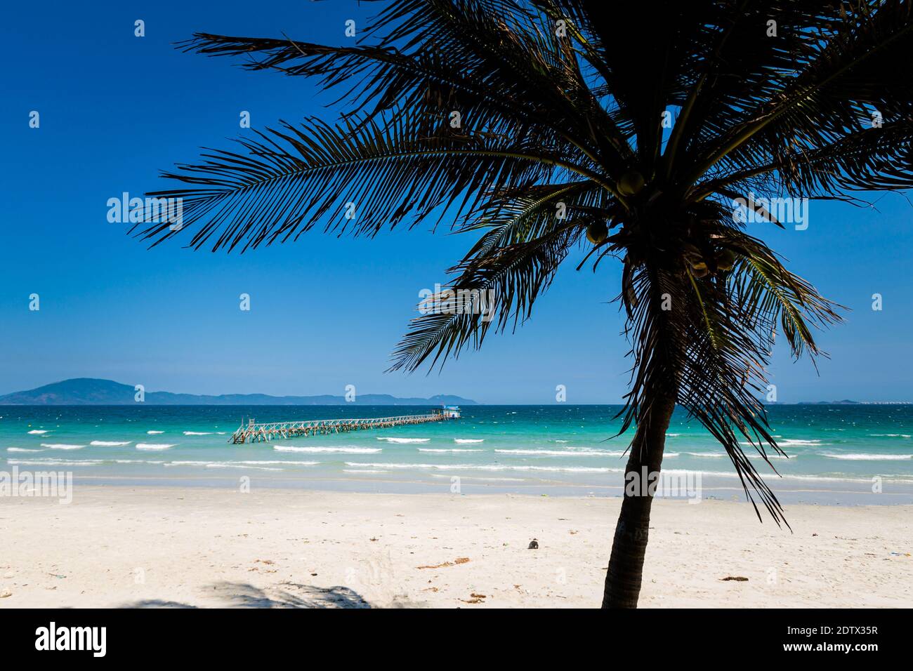 Bella spiaggia paradiso selvaggio a Ninh Hoa, vicino a Nha Trang, Vietnam. Foto paesaggio con cielo blu. Provincia di Khanh Hoa. Foto Stock