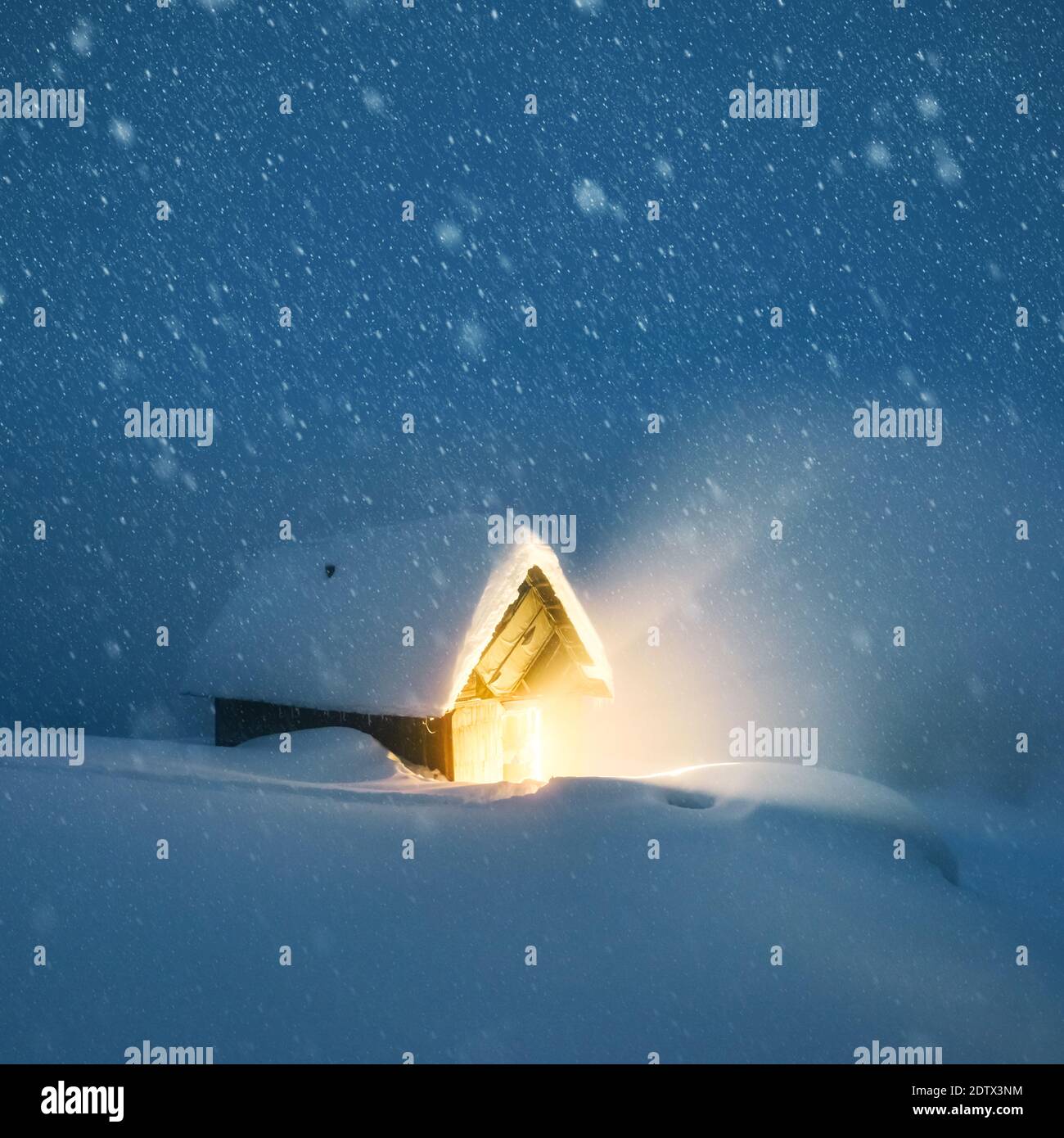 Fantastico paesaggio invernale con casa in legno in montagna innevata. Vacanze di Natale concept Foto Stock