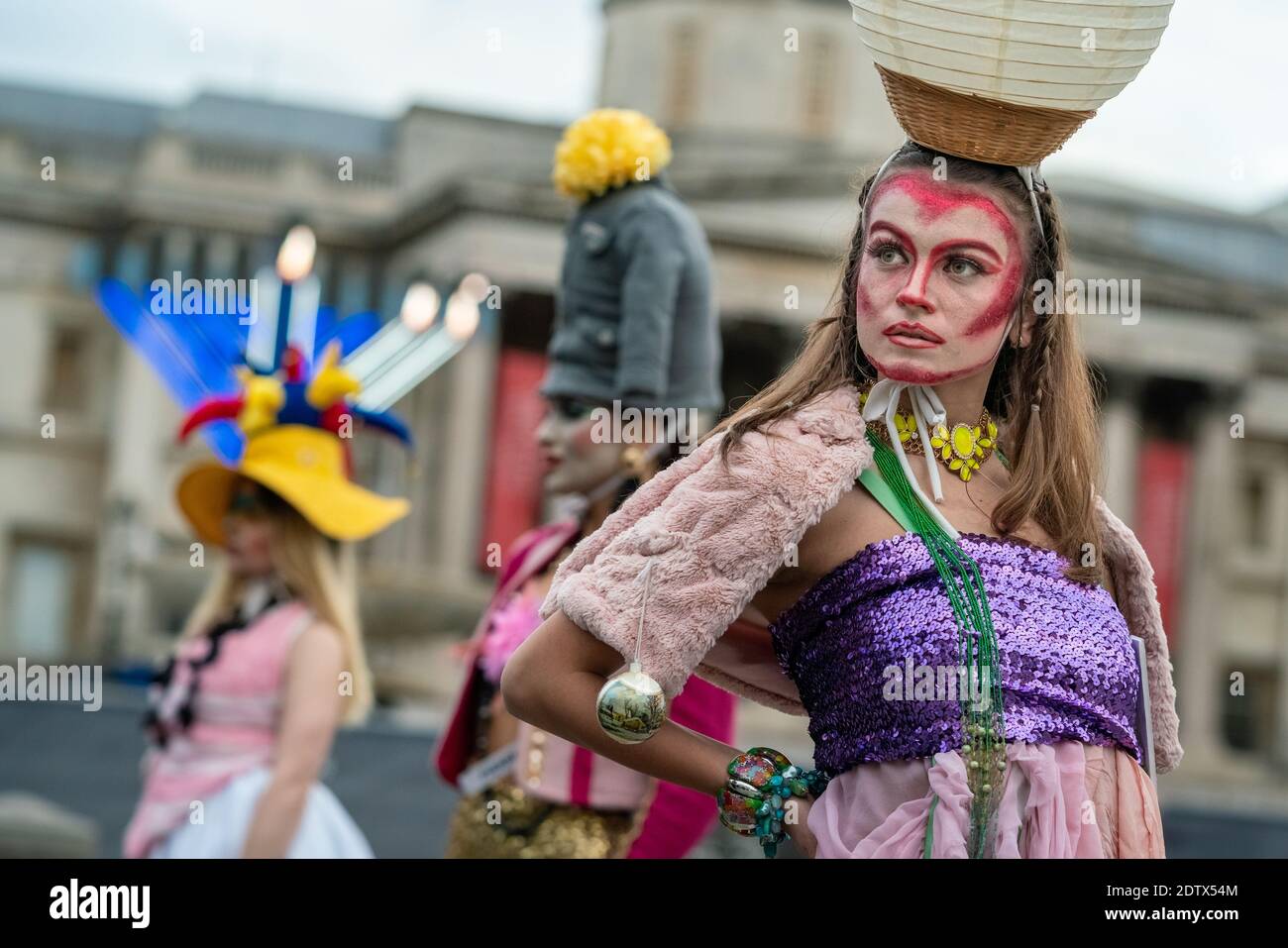 I modelli prendono parte a una colorata sfilata di moda di strada flashmob vicino a Trafalgar Square per lo stilista Pierre Garroudi. Londra, Regno Unito. Foto Stock