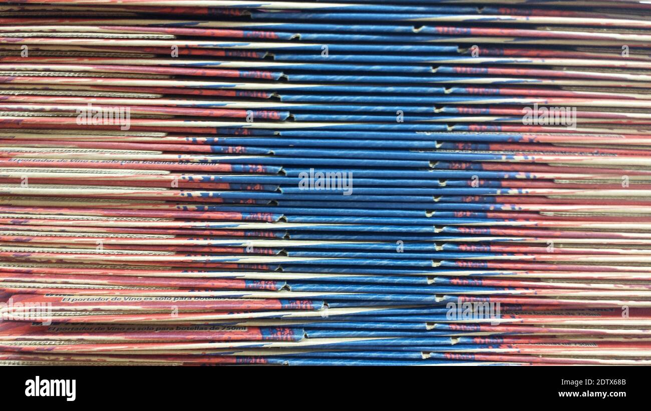 Vista laterale astratta di scatole di cartone piatte impilate rende interessante texture estetica, sfondo, carta da parati, spazio per la copia, testo Foto Stock